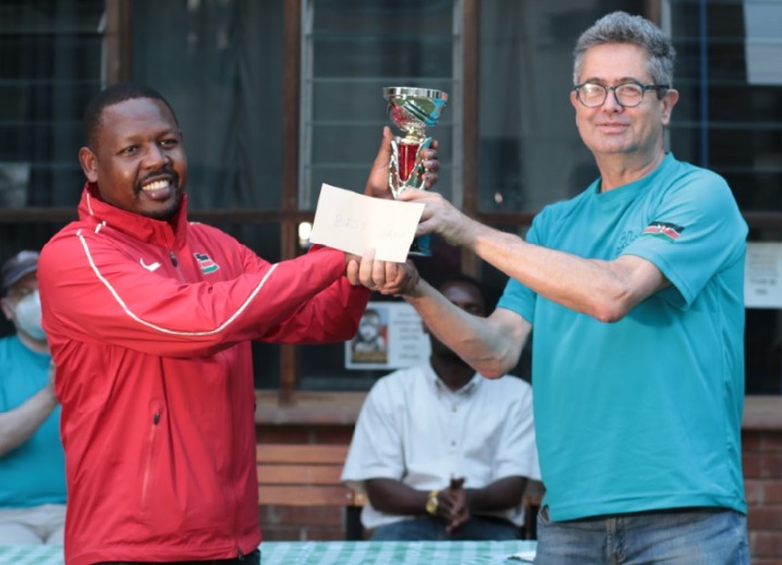 Ricky Sang (left) receiving the prize from Willy Simons.